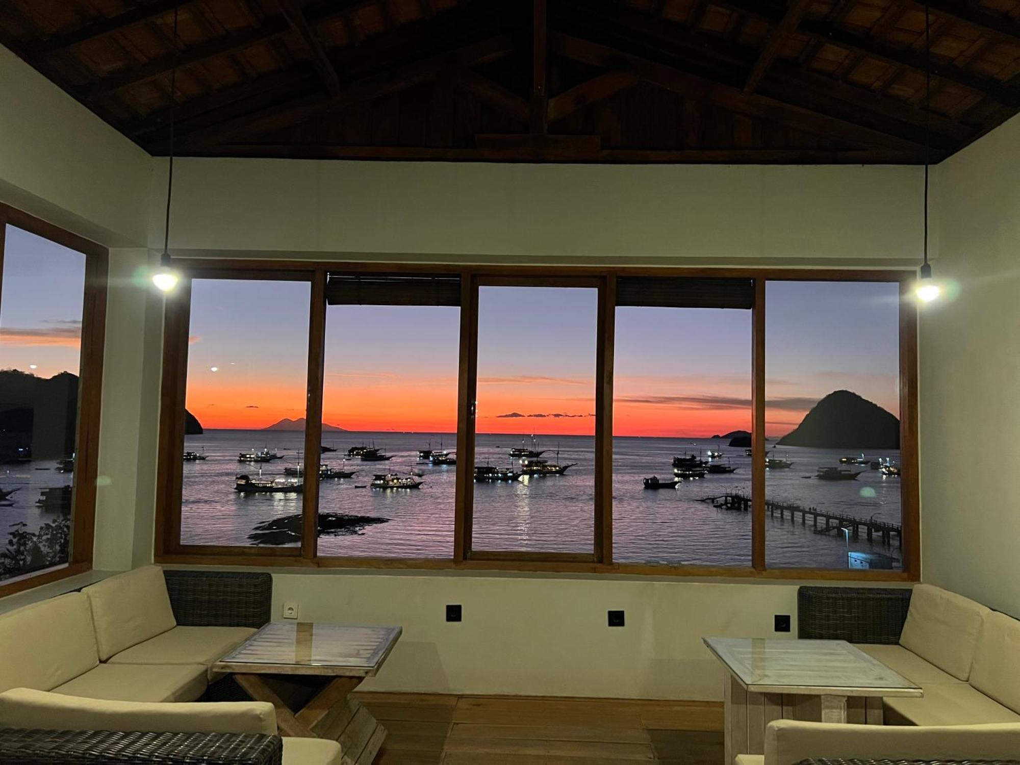Hotel Blue Parrot à Labuan Bajo Extérieur photo